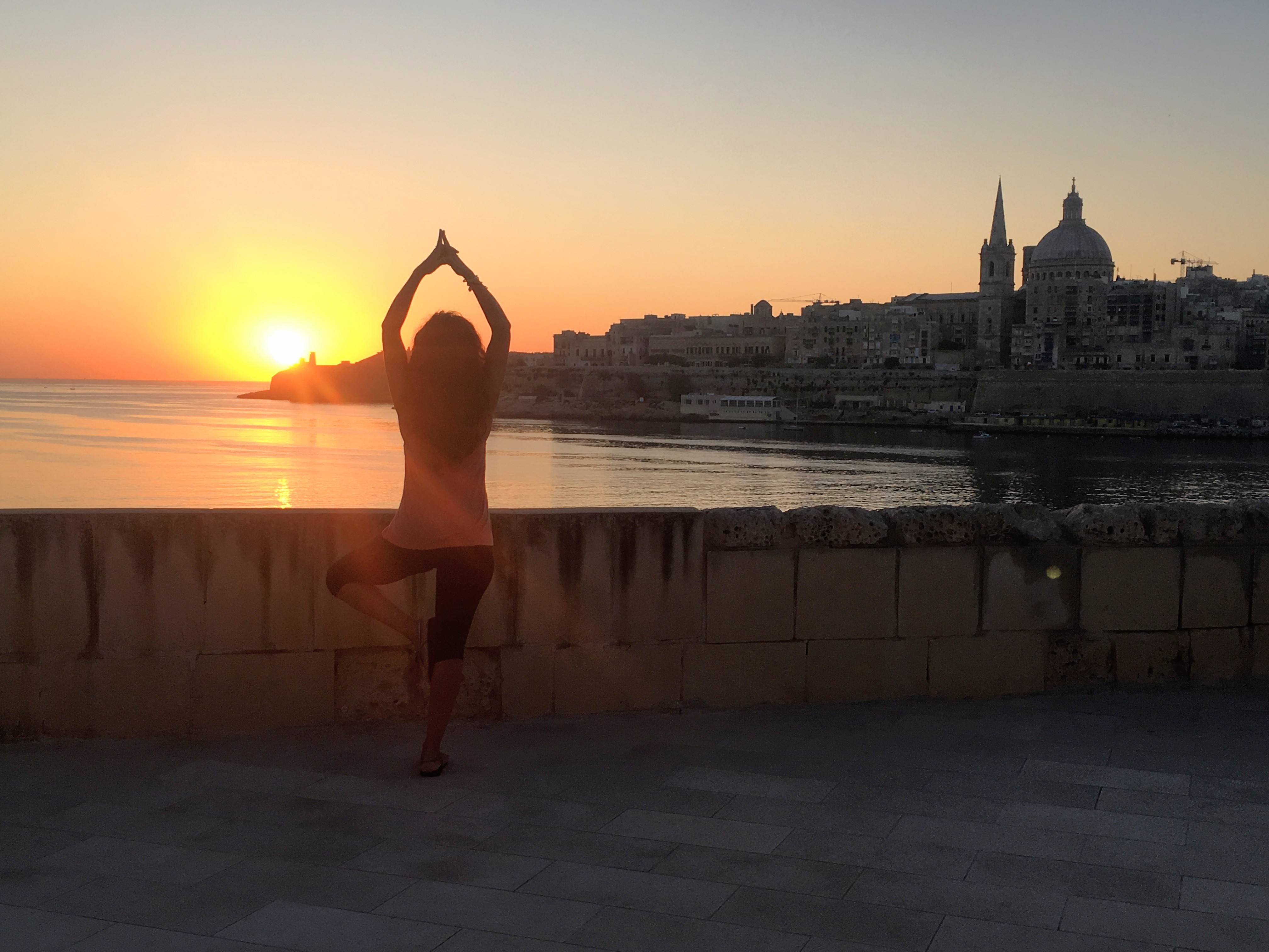 Luisa Portales esteticista en Sevilla practicando yoga